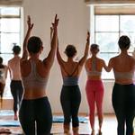 Cours de yoga en studio avec plusieurs participants
